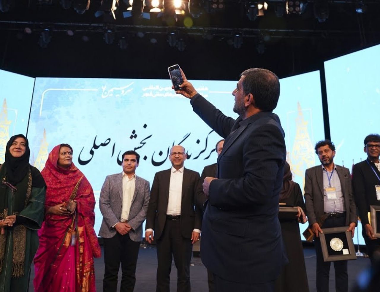 دو دیپلم افتخار سهم هنرمندان کاشانی‌ها از هفتمین جشنواره بین المللی صنایع دستی و هنرهای سنتی فجر