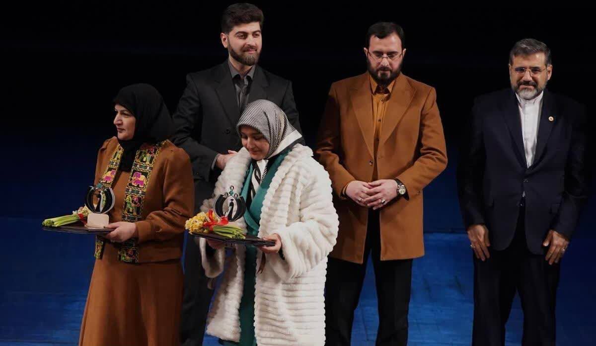  مادر و دختر هنرمند منطقه لتحر کاشان؛ طاووس سیمین دوازدهمین جشنواره مد و لباس فجر را کسب کردند